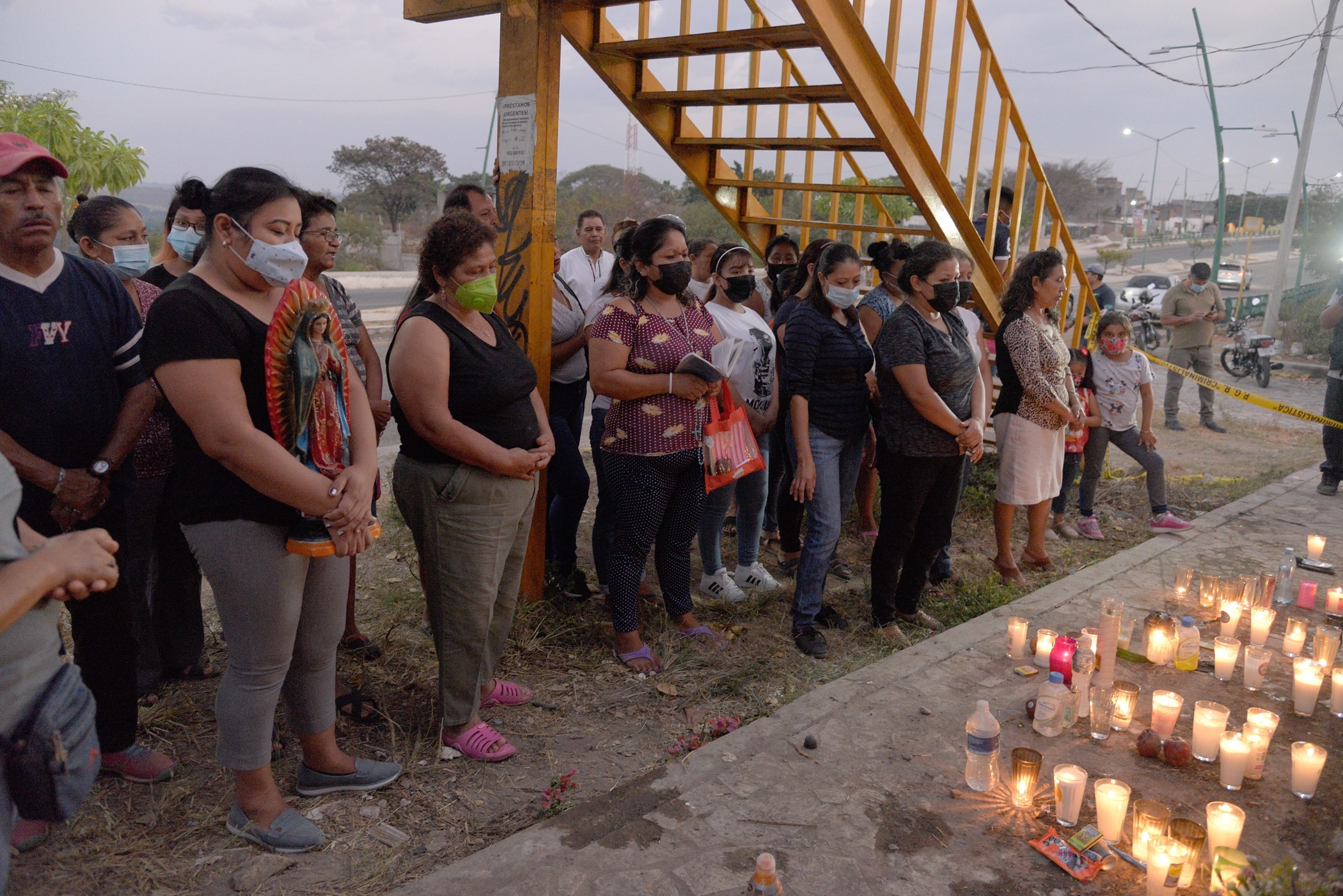 Varias personas colocan veladoras en el lugar del accidente de un camión donde viajaban migrantes, en el municipio Chiapa de Corzo, estado de Chiapas, México. En el percance murieron 55 personas. (Foto Prensa Libre: EFE)