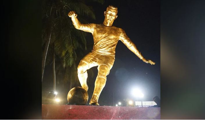 Una nueva estatua del futbolista Cristiano Ronaldo ha causado polémica, ahora en India. (Foto Prensa Libre: Twitter)