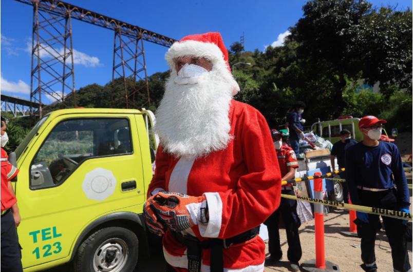 Mynor Chacón, se ha disfrazado de Santa Claus durante 25 años para llevar alegría a los niños. (Foto Prensa Libre: Elmer Vargas)