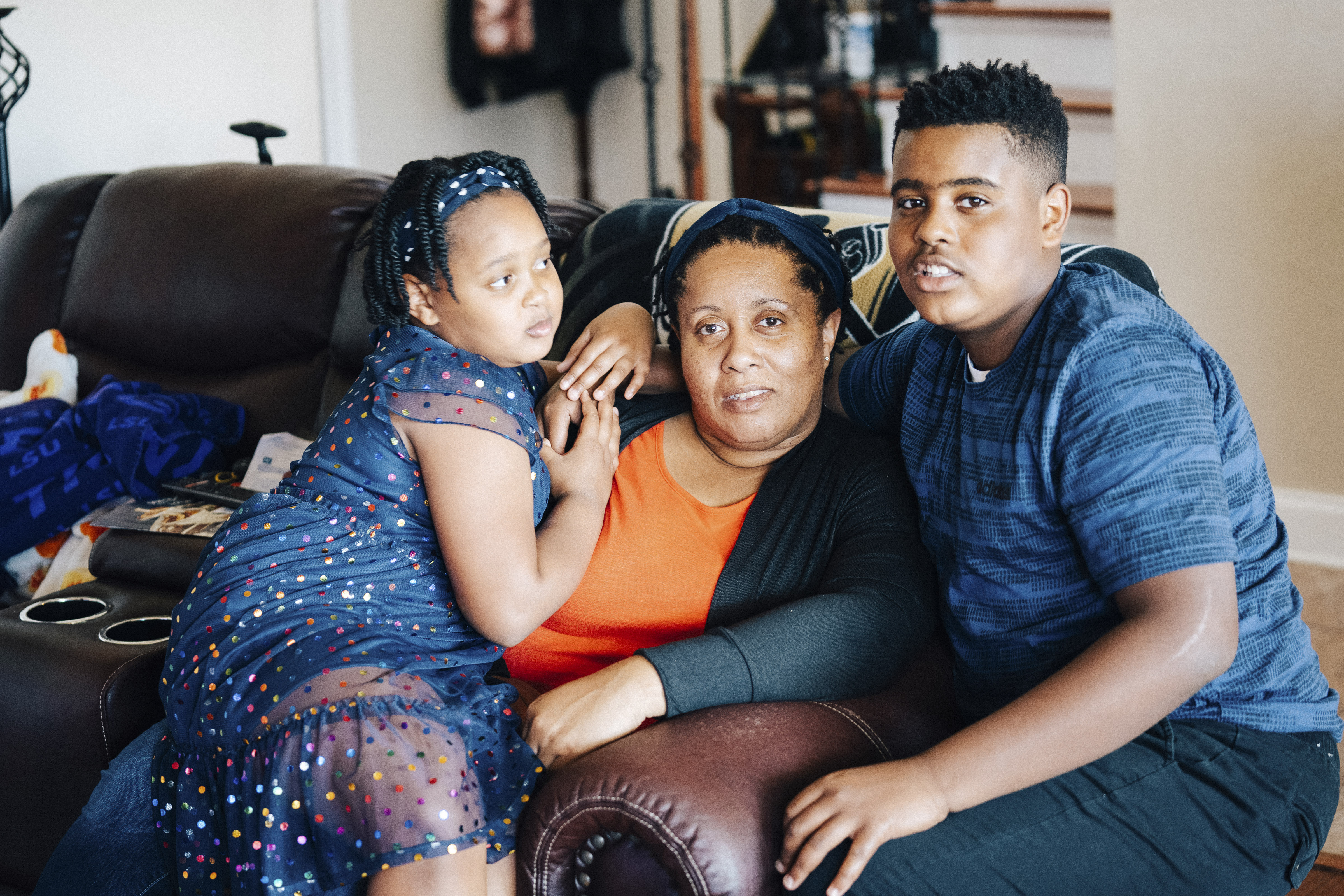 Gwendell Garrett con su hija, Gianna, y su hijo, Sterling, han estado de duelo por la pérdida de un esposo y padre a causa del covid en marzo de 2020, en Slidell, Luisiana, el 16 de noviembre de 2021. (Foto Prensa Libre: Akasha Rabut / The New York Times)