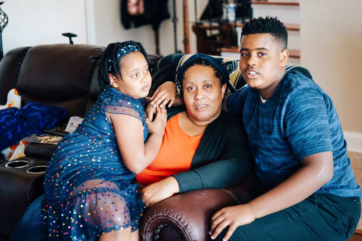 Gwendell Garrett con su hija, Gianna, y su hijo, Sterling, han estado de duelo por la pérdida de un esposo y padre a causa del covid en marzo de 2020, en Slidell, Luisiana, el 16 de noviembre de 2021. (Foto Prensa Libre: Akasha Rabut / The New York Times)
