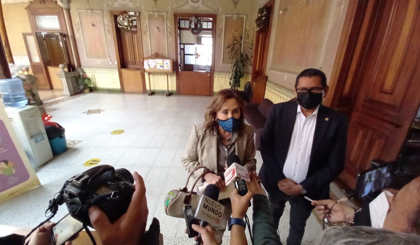 Varios diputados acompañaron a Sandra Torres, secretaria general de la UNE, al TSE para cancelar una multa que inhabilitaba al partido. (Foto Prensa Libre: Tomada de @TSEGuatemala)