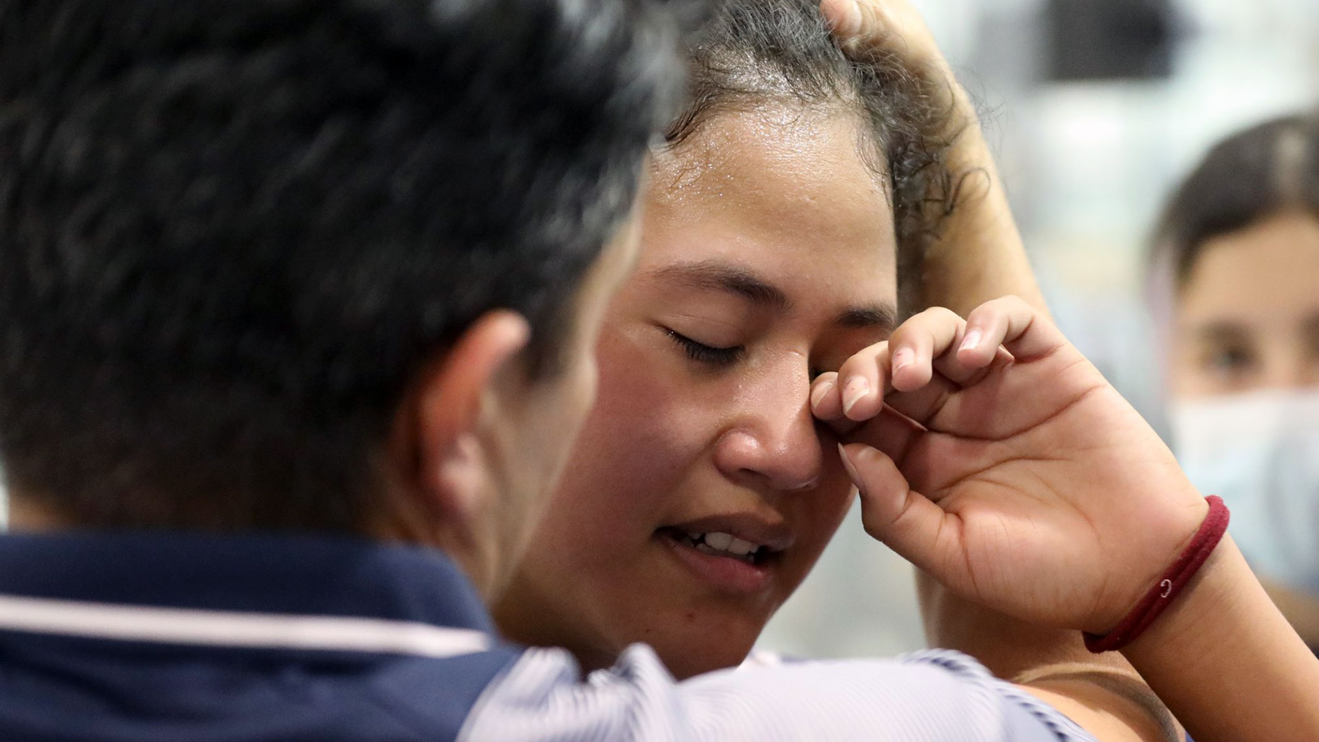 Yamileth Sipac llora después de lograr el oro en el campeonato mundial juvenil. (Foto Prensa Libre: Asoraquet)