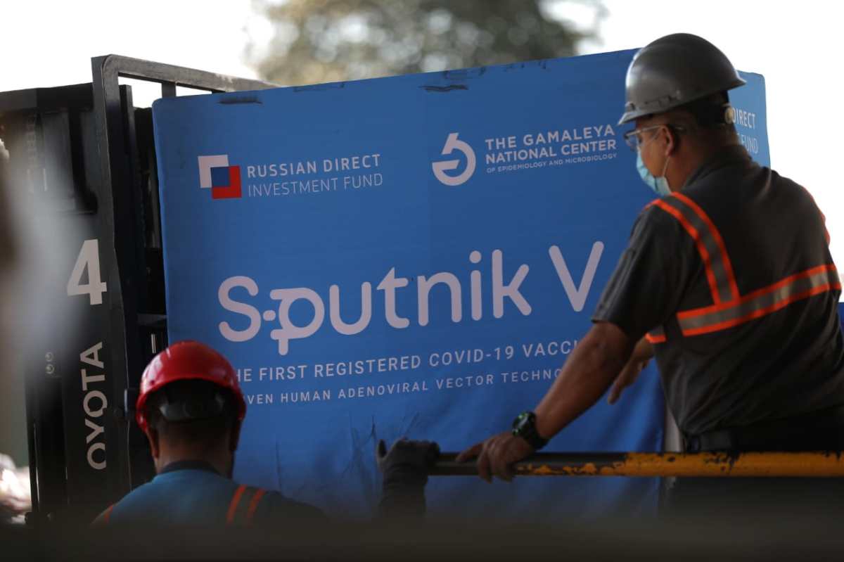 Guatemala recibe 1 millón 958 mil dosis de Sputnik V en dos vuelos y queda pendiente la última entrega