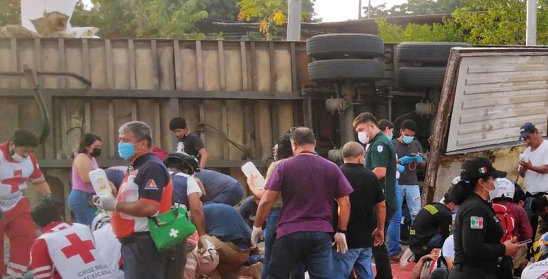Más de 50 migrantes perdieron la vida en un accidente de tránsito en Chiapas, México. (Foto Prensa Libre: AFP)