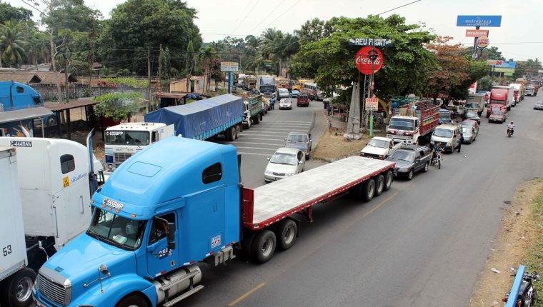 Transporte pesado tendrá limitaciones  de horarios para circular en Navidad y Año Nuevo. (Foto Prensa Libre: Hemeroteca PL)