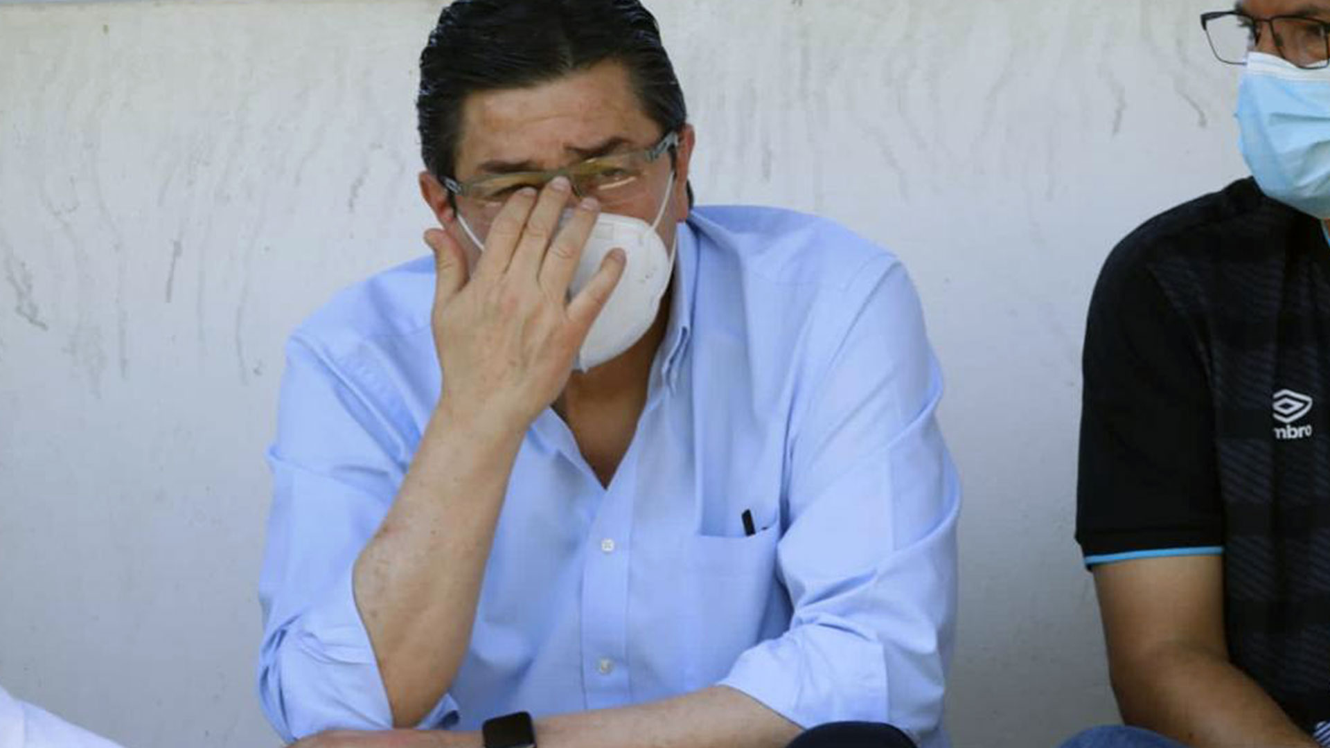 Luis Fernando Tena observa atento la previa del duelo de ida de cuartos de final entre Iztapa y Comunicaciones. (Foto Prensa Libre: FutbolerosGT)
