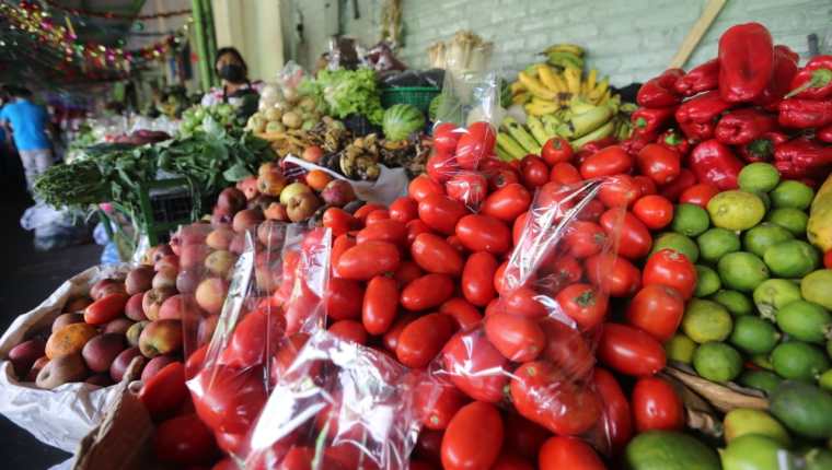 El tomate fue uno de los productos que en noviembre registró alza en la economía, según el IPC. (Foto Prensa Libre: Hemeroteca) 