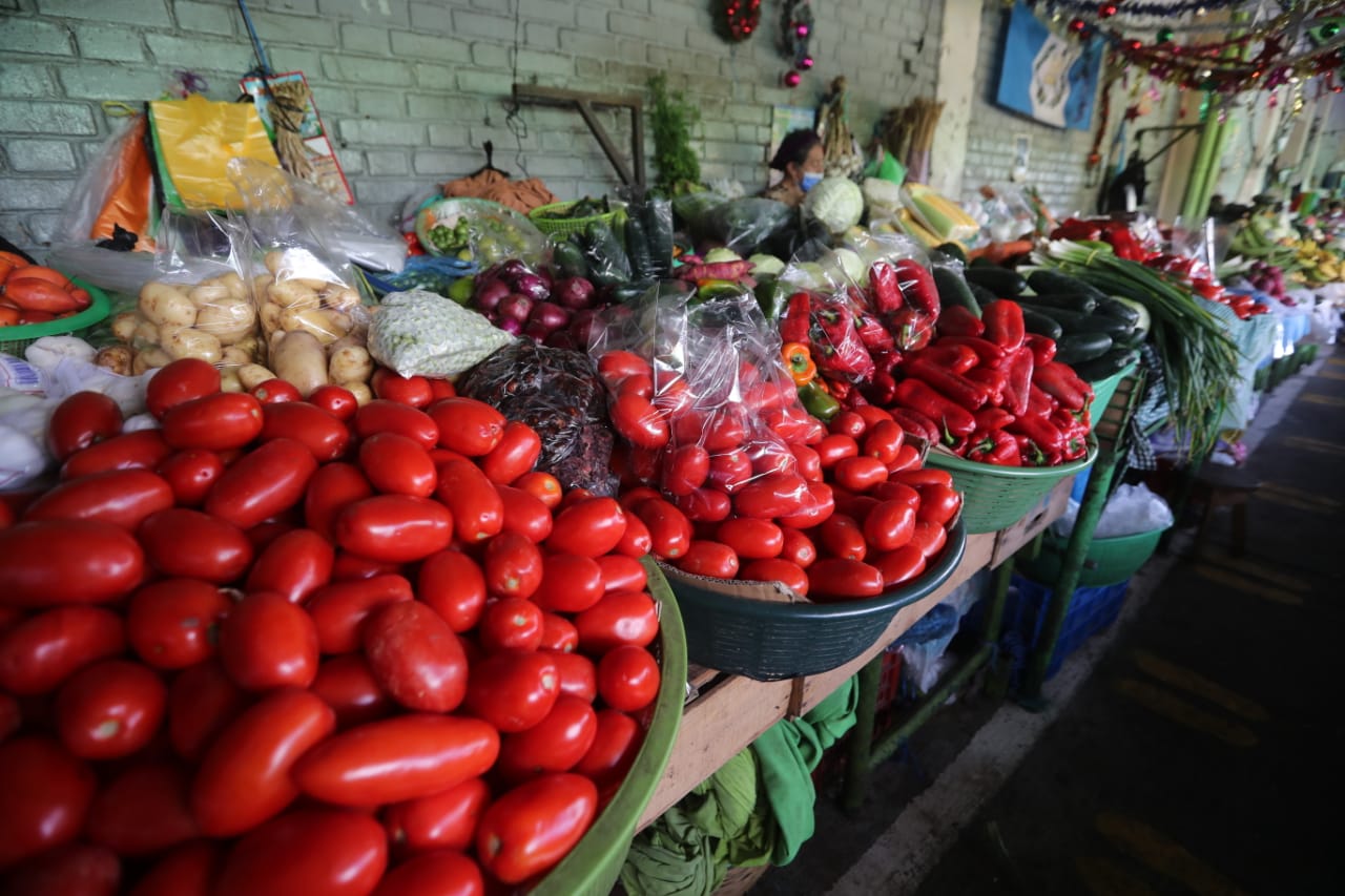 El precio de la libra de tomate marca una tendencia estable esta semana luego de haber experimentado alzas en noviembre. (Foto Prensa Libre: Érick Ávila) 