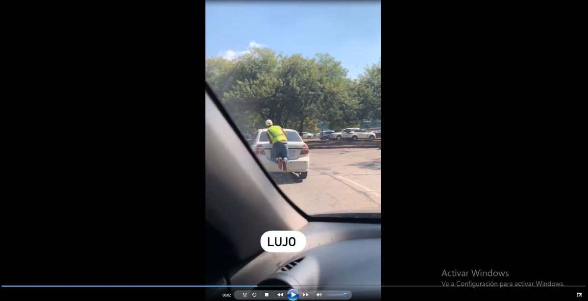 Video: qué se sabe de un hombre que colgaba del baúl de un automóvil en los alrededores del zoológico La Aurora