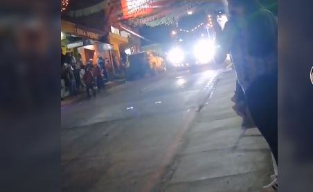 Un tráiler chocó con un vehículo en un desfile navideño en Palencia. (Foto Prensa Libre: Tiktok)