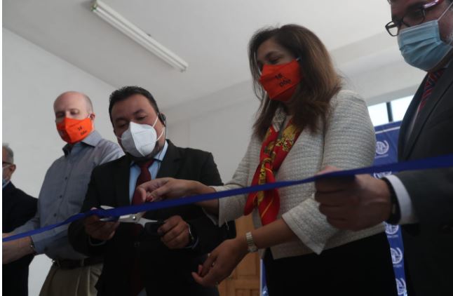 Uzra Zeya, subsecretaria de Estado de Seguridad Civil, Democracia y Derechos Humanos de EE. UU., junto a otros funcionarios inaugura en Xela el Centro de Atención para personas Migrantes y Retornadas. (Foto Prensa Libre: María José Bonilla)