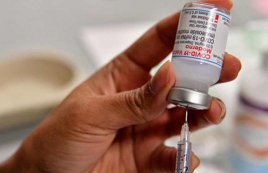 El mundo continúa en la lucha para minimizar el impacto del covid-19. (Foto Prensa Libre: AFP)