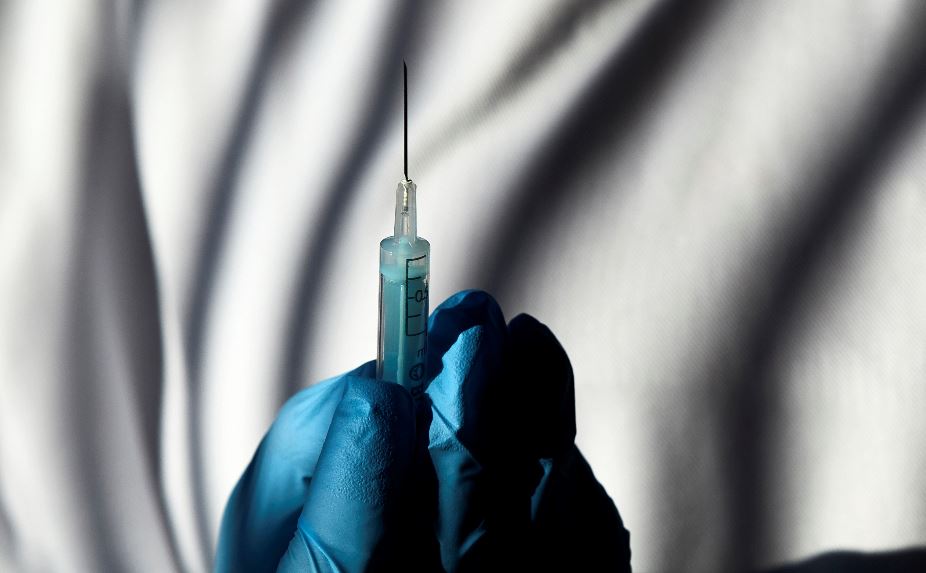 La vacunación contra el covid-19 avanza en el mundo. (Foto Prensa Libre: EFE)