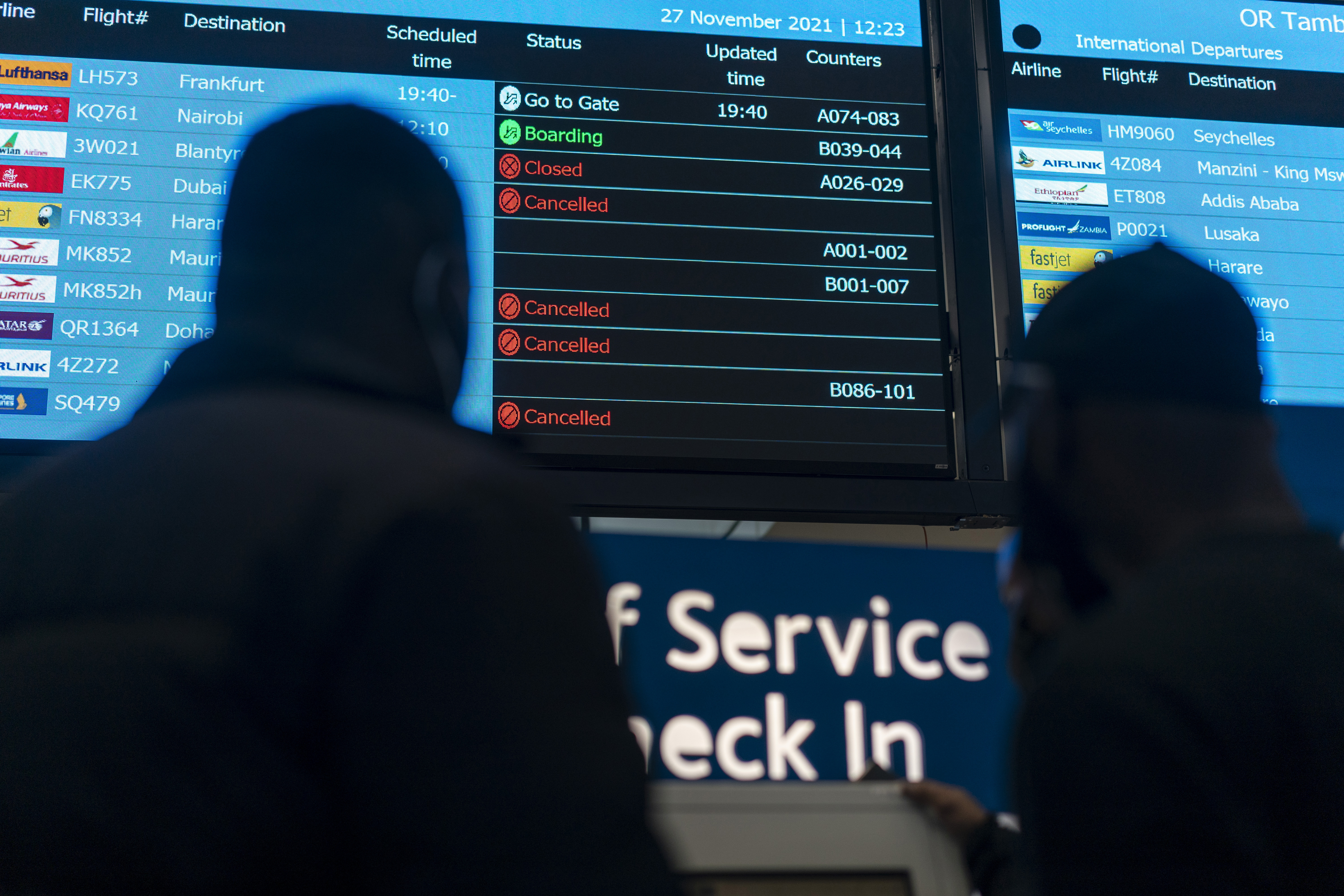 Los vuelos con destino a diversos países fueron cancelados en el Aeropuerto Internacional OR Tambo de Johannesburgo, el 27 de noviembre de 2021. (Foto Prensa Libre: Joao Silva / The New York Times)