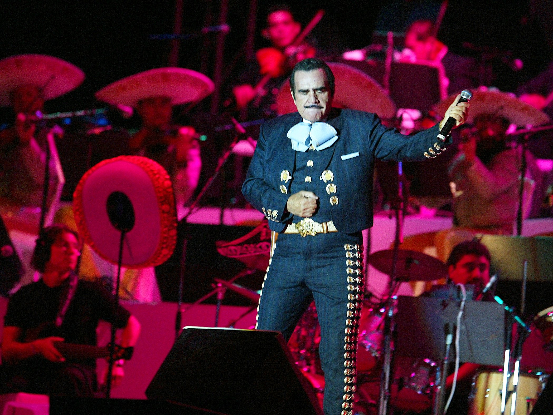 Vicente Fernández fue un ícono de la música ranchera.  En Guatemala tuvo algunas presentaciones memorables.  (Foto Prensa Libre: Hemeroteca)