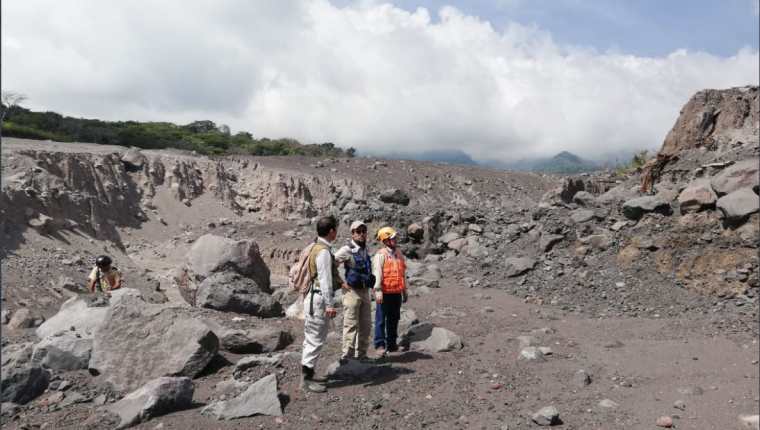 La Conred afirmó que turistas han intentado llegar al cráter para tomar fotos y pone en riesgo la integridad física (Foto Prensa Libre: Hemeroteca)