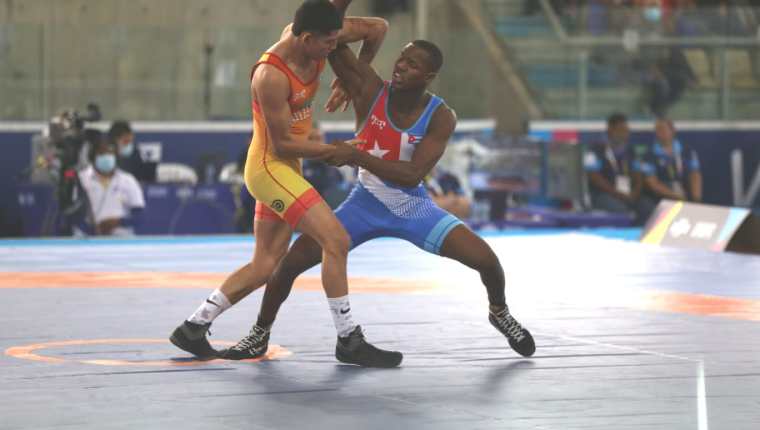 Carlos Valerio Fuentes Peralta (I) durante la pelea por la medalla de oro con el cubano David Veliz. Al final se quedó con la plata, la tercera para Guatemala. Foto CDG. 