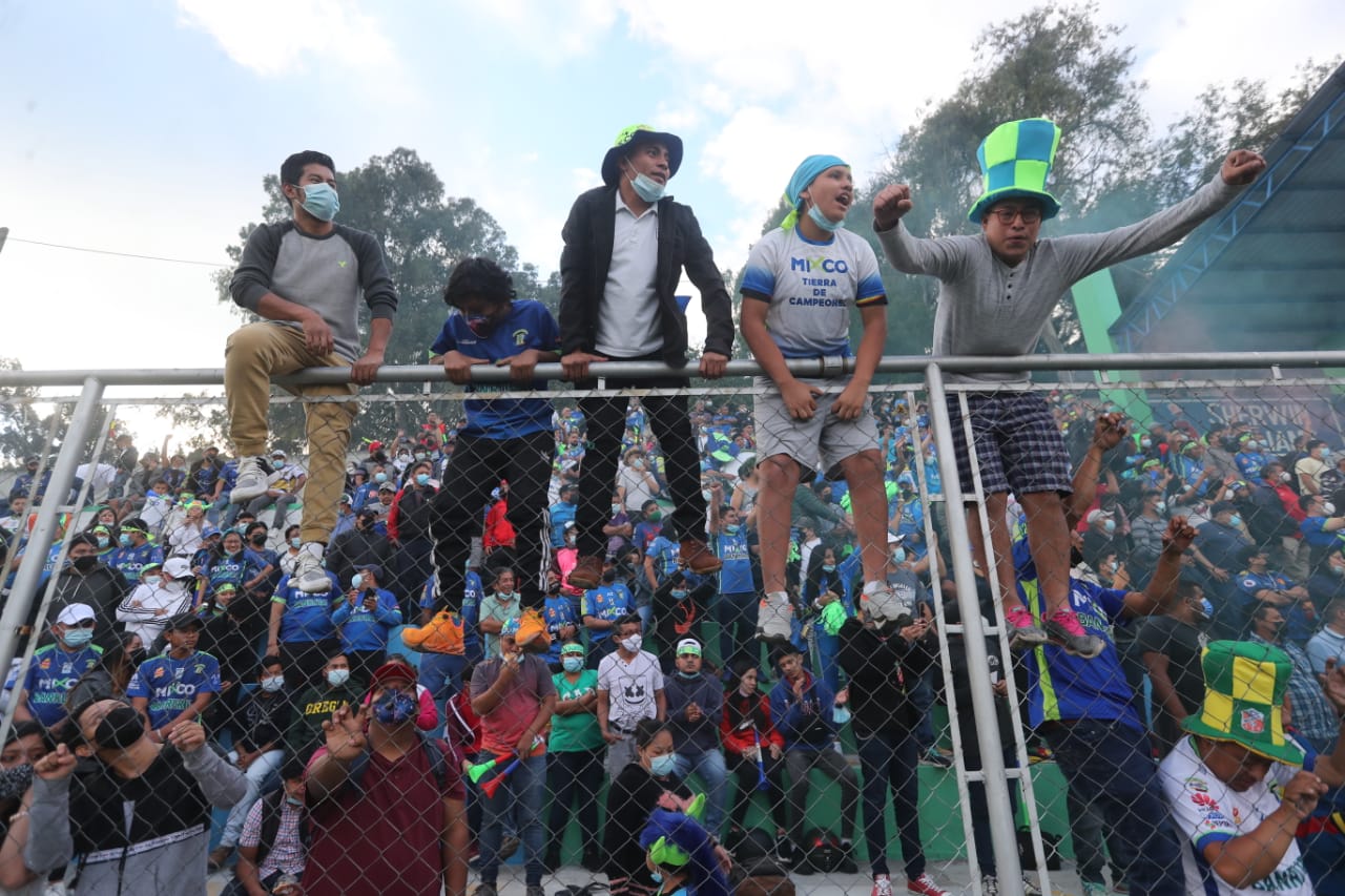 Aficionados de Mixco apoyan a su equipo en la final contra Marquense. (Foto Prensa Libre: Érick Ávila).