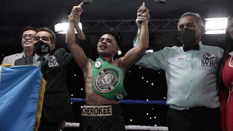 Pablo Cherokee Macario festeja la victoria contra el mexicano Penterita Mandujano. (Foto Cortesía Apex Boxing).