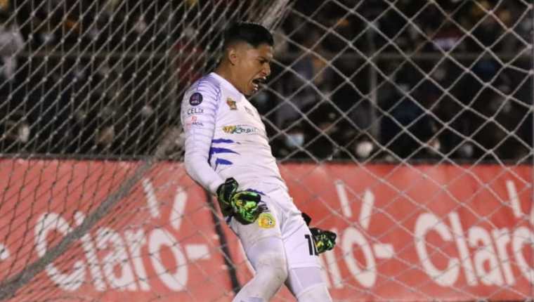 El guardameta Estuardo Sicán festejando después de detener el segundo penal para Marquense ante Mixco. (Foto Prensa Libre: FutbolerosGT)
