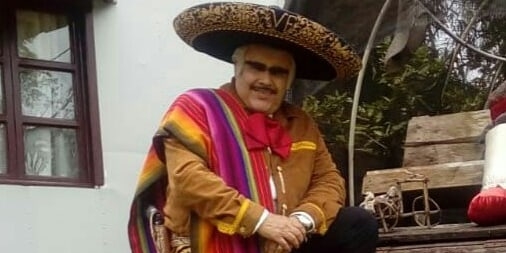 Imitador de Vicente Fernández, Eduardo Flores, durante una de sus presentaciones.  (Foto Prensa Libre: cortesía)