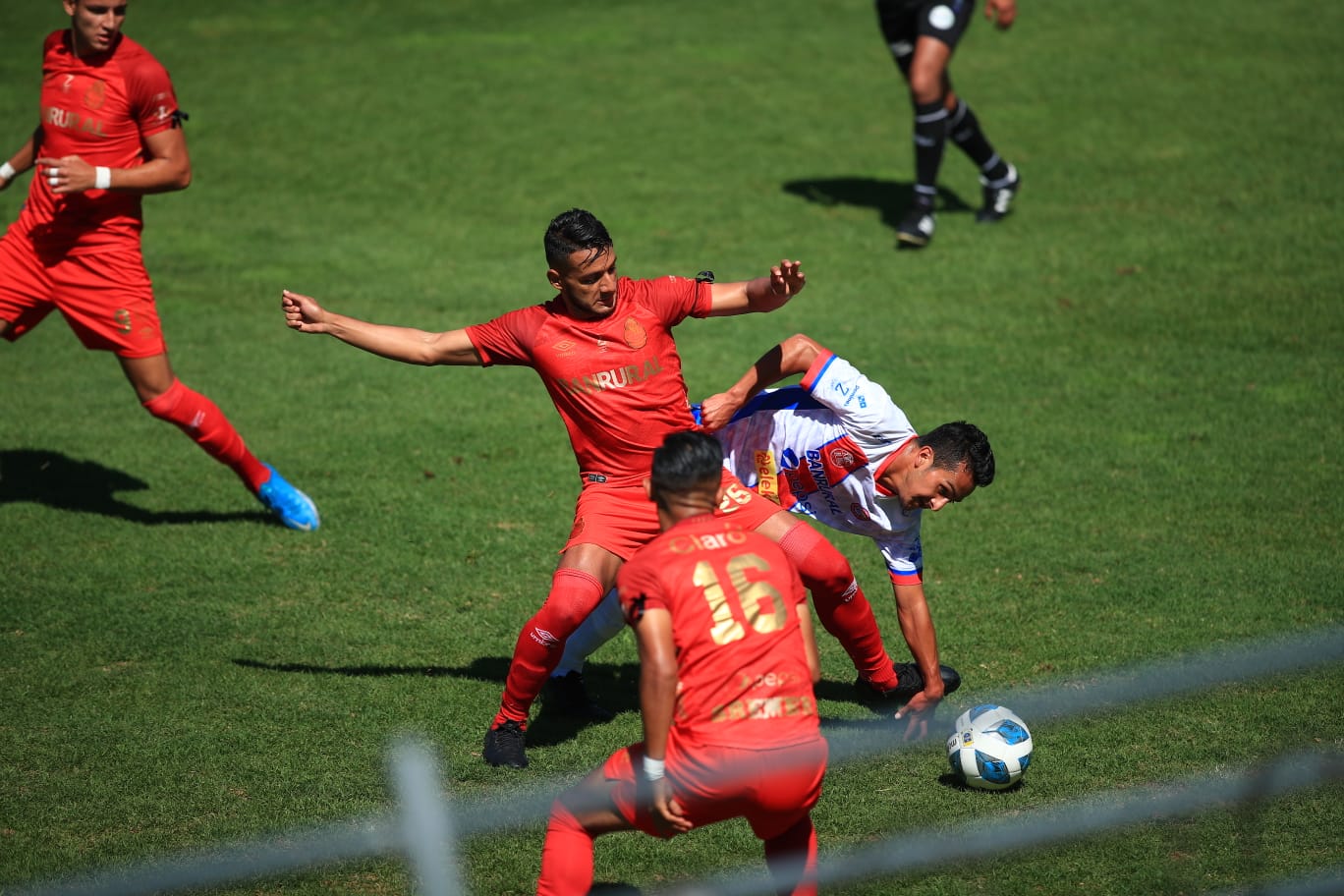 El jugador de Municipal Rudy Barrientos disputa el balón a su rival de Xelajú sobre el césped del Manuel Felipe Carrera. (Foto Prensa Libre: Carlos Hernández)