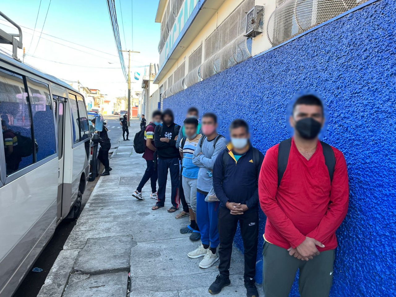 Las personas de estas nacionalidades para ingresar, transitar y permanecer el territorio guatemalteco deben presentar pasaporte vigente y la visa correspondiente. Foto Prensa Libre: Cortesía Instituto de Migración.