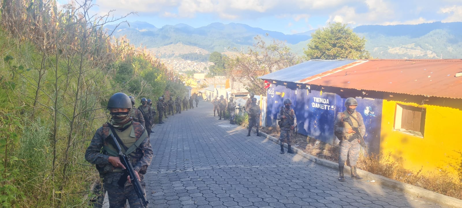 Alrededor de 2 mil elementos del Ejército y la Policía están destacados en Nahualá y Santa Catarina Ixtahuacán, Sololá. (Foto Prensa Libre: Ejército)