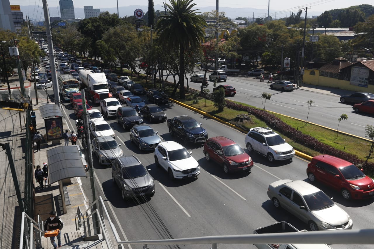 Autoridades de tránsito esperan alta circulación de vehículos en día de Nochebuena. (Foto Prensa Libre: María José Bonilla)