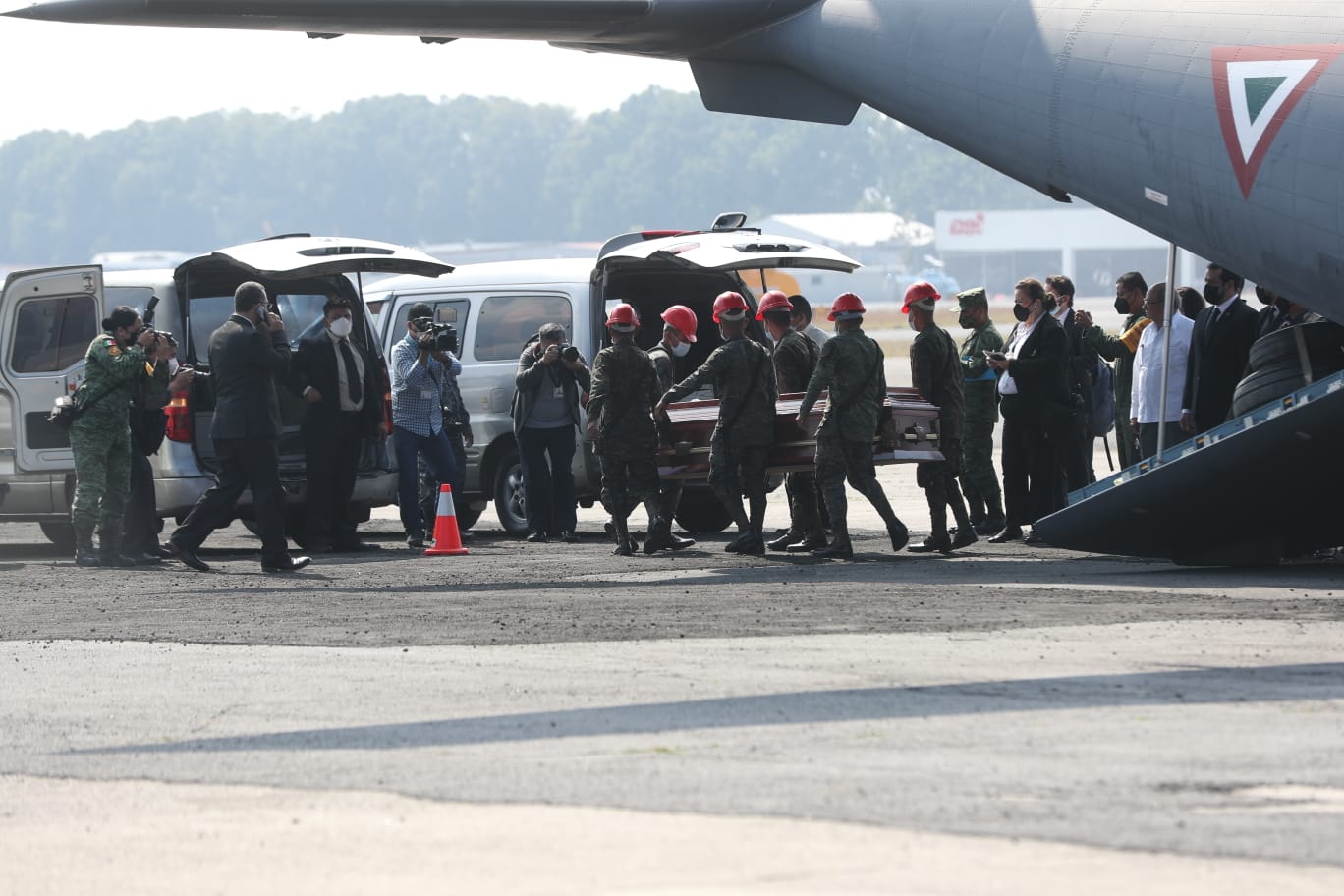 Los 15 cuerpos que fueron repatriados desde Chiapas llegaron en un avión de la Fuerza Aérea Mexicana. (Foto Prensa Libre: María Renée Barrientos)
