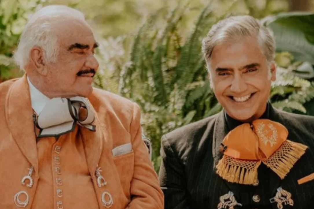 Alejandro Fernández junto a su padre, el "Charro de Huentitán" Foto Prensa Libre: Instagram
