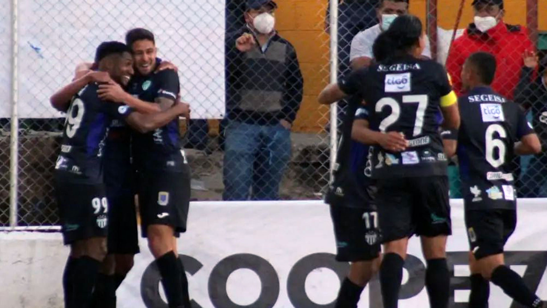 Los jugadores de Antigua GFC festejan el único gol del partido ante Sololá conseguido por su compañero José Ardón. (Foto Prensa Libre: Facebook AntiguaGFC)