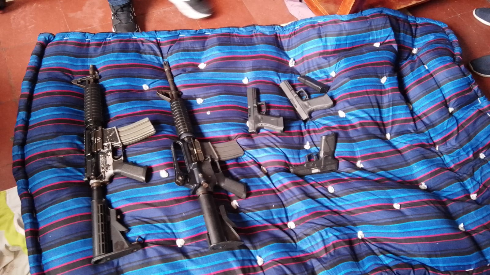 Entre el armamento se localizó fusiles de uso de las fuerzas armadas. (Foto Prensa Libre: PNC)