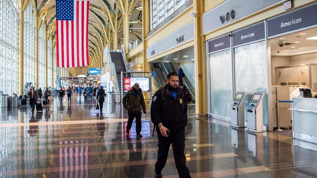 Biden instó a estrechar medidas en los aeropuertos para frenar el coronavirus. (Foto: AFP)