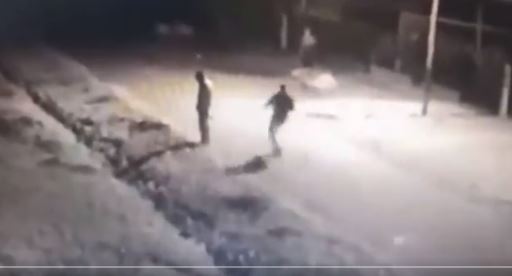 El vecino fue sorprendido por la espalda por el atacante. (Foto: captura de video - @PolicialesON/Twitter)