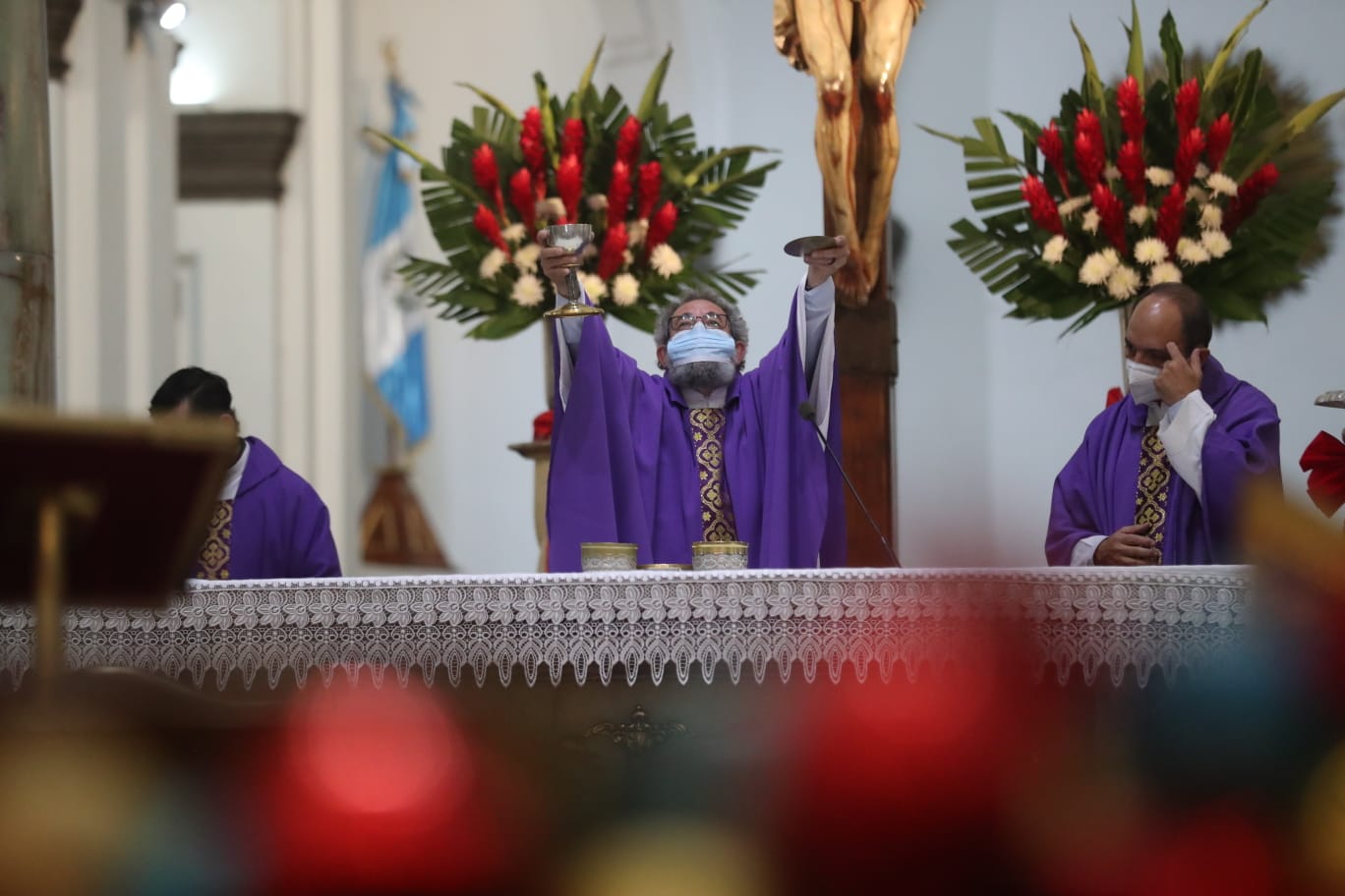 El sacerdote Mauro Verzeletti ofició una misa para honrar la memoria de los guatemaltecos que murieron en un accidente de tráiler en Chiapa de Corzo, Chiapas, México. (Foto Prensa Libre: Juan Diego González)