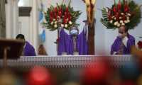 El sacerdote Mauro Verzeletti ofició una misa para honrar la memoria de los guatemaltecos que murieron en un accidente de tráiler en Chiapa de Corzo, Chiapas, México. (Foto Prensa Libre: Juan Diego González)