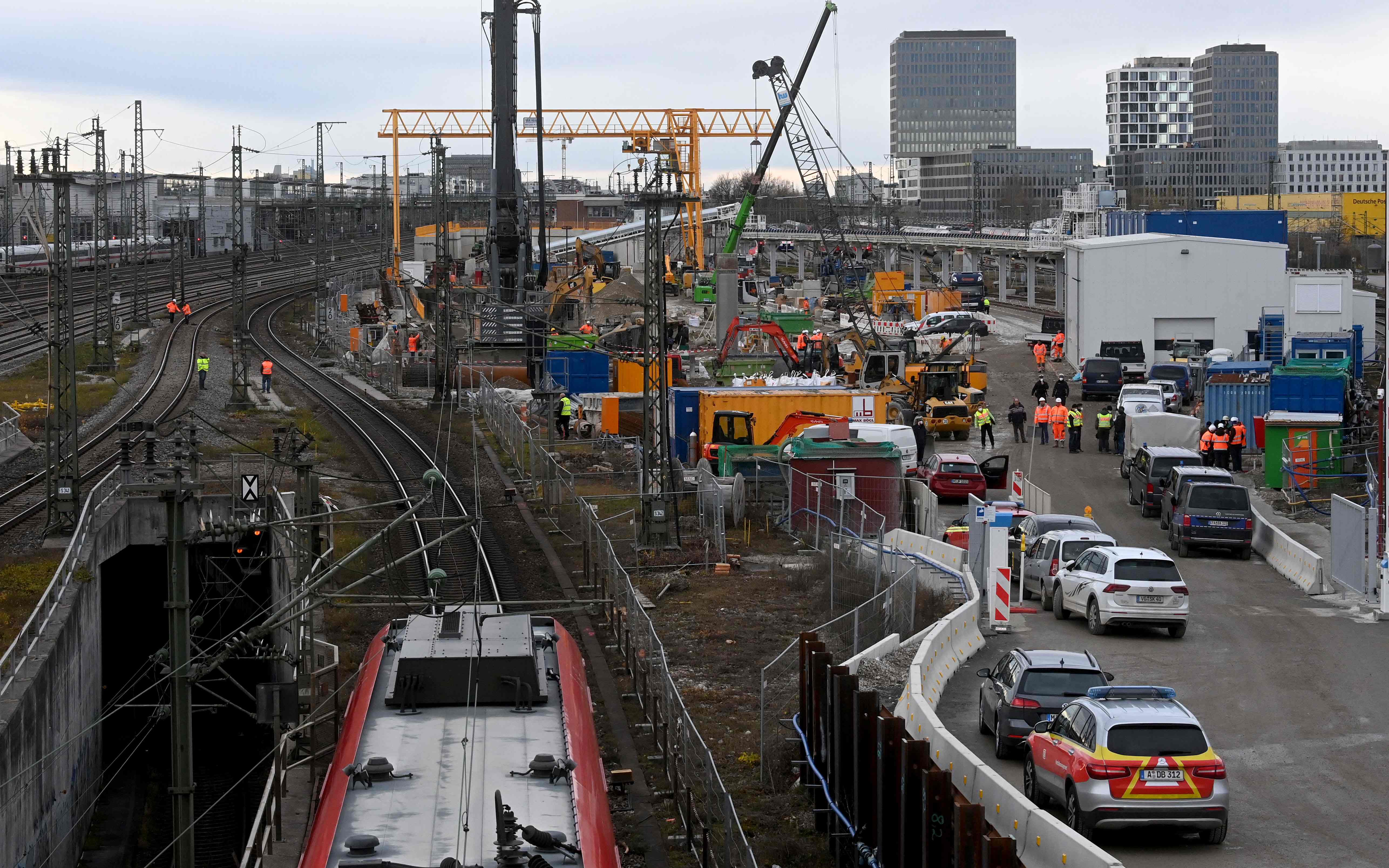 Un tren regional se para sobre los rieles mientras brigadas de bomberos y policías trabajan en el lugar de la explosión de una bomba cerca de la estación principal de trenes en Múnich, en el sur de Alemania.  (Foto Prensa Libre: AFP)