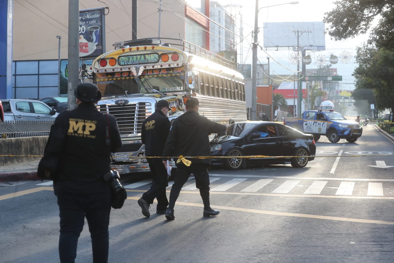 Un ataque armado se registró en el bulevar Los Próceres, zona 10, donde una persona perdió la vida. (Foto Prensa Libre: Érick Ávila)