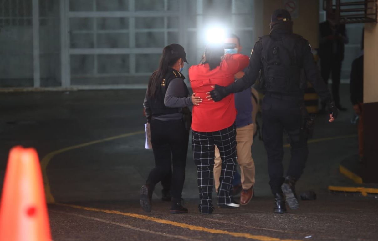 Claudia María Roscasermeño, una de las capturadas en el operativo de supuesta corrupción en el Inde, denomindado Amperios un negocio deslumbrante. (Foto Prensa Libre: Carlos Hernández)