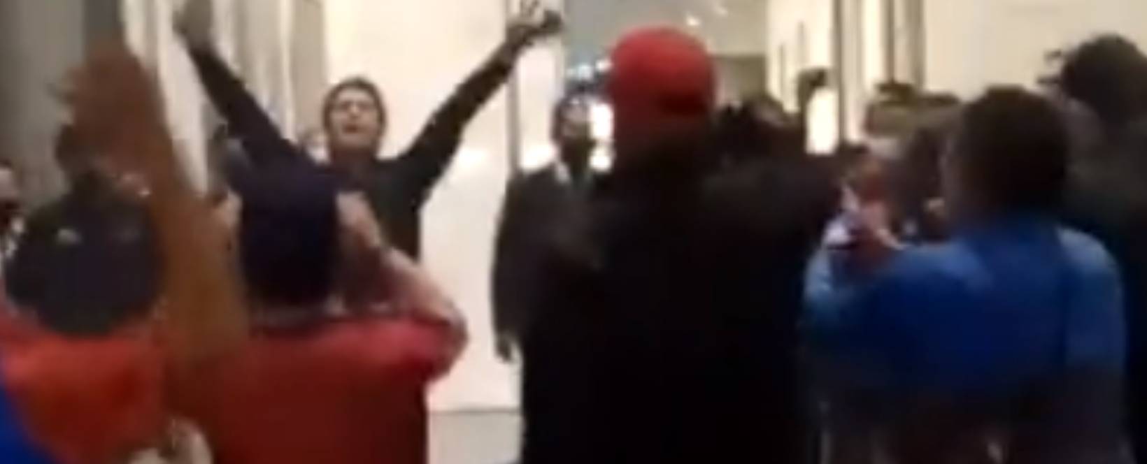 El entrenador de Municipal José Cardozo dirigiéndose a su afición previo al clasico ante Comunicaciones. (Foto Prensa Libre: Twitter)