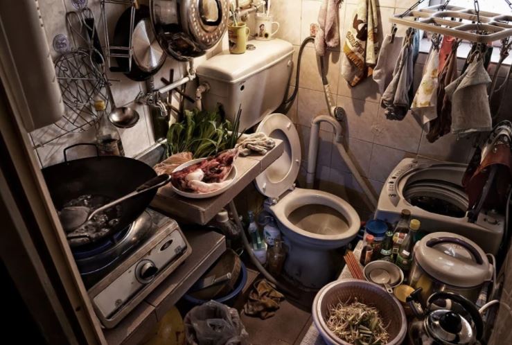 “Casas ataúd”: cómo son las pequeñas viviendas alquiladas por US$225 al mes que habitan más de 200 mil personas en Hong Kong