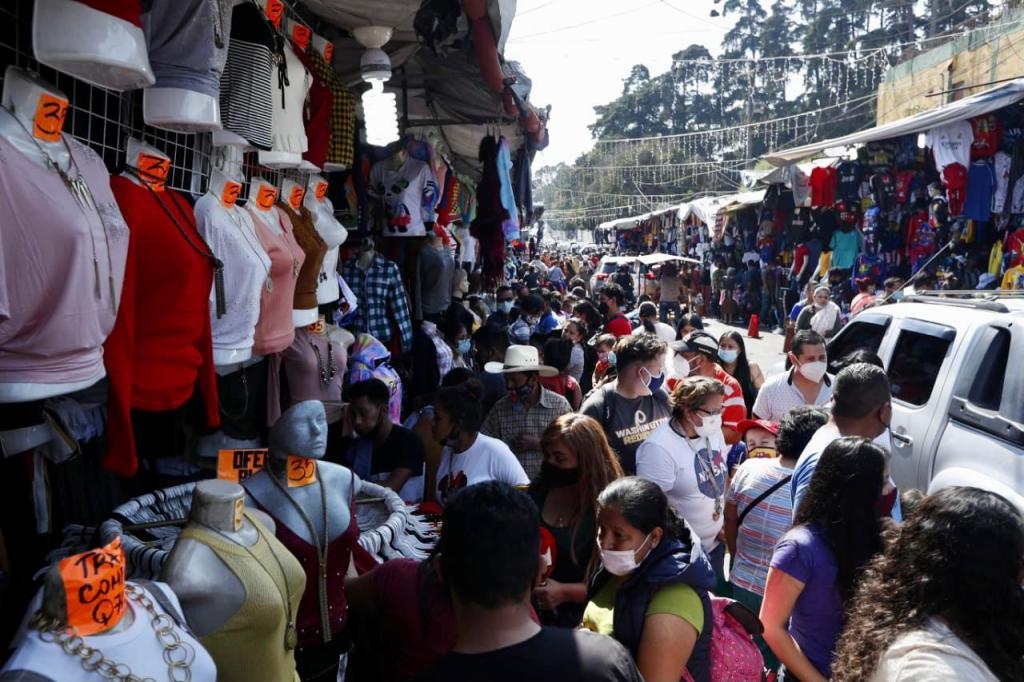 Durante los últimos tres años, aumentó la cantidad de compradores de productos en promoción. (Foto Prensa Libre: Hemeroteca)