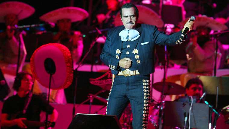 Vicente Fernández, durante uno de sus conciertos en Guatemala. (Foto Prensa Libre: HemerotecaPL)