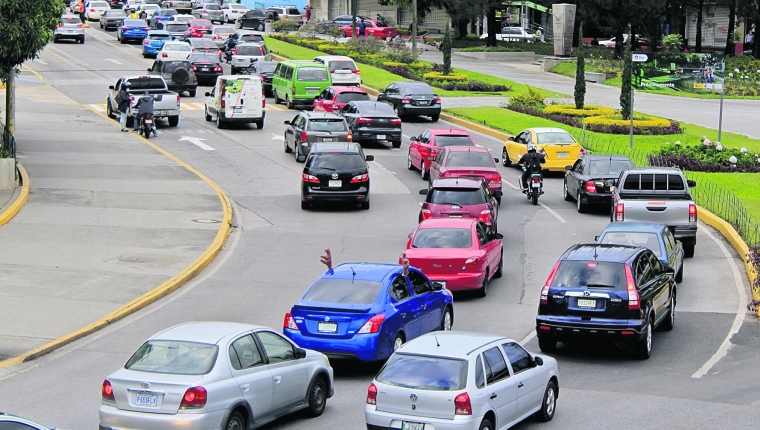 Las personas prefieren utilizar vehículos particulares para movilizarse. (Foro Prensa Libre: Hemeroteca PL)