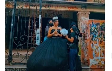 Quinceañera posa frente a la casa de los fundadores de una secta diabólica, en Tamaulipas, México. (Foto: TikTok)
