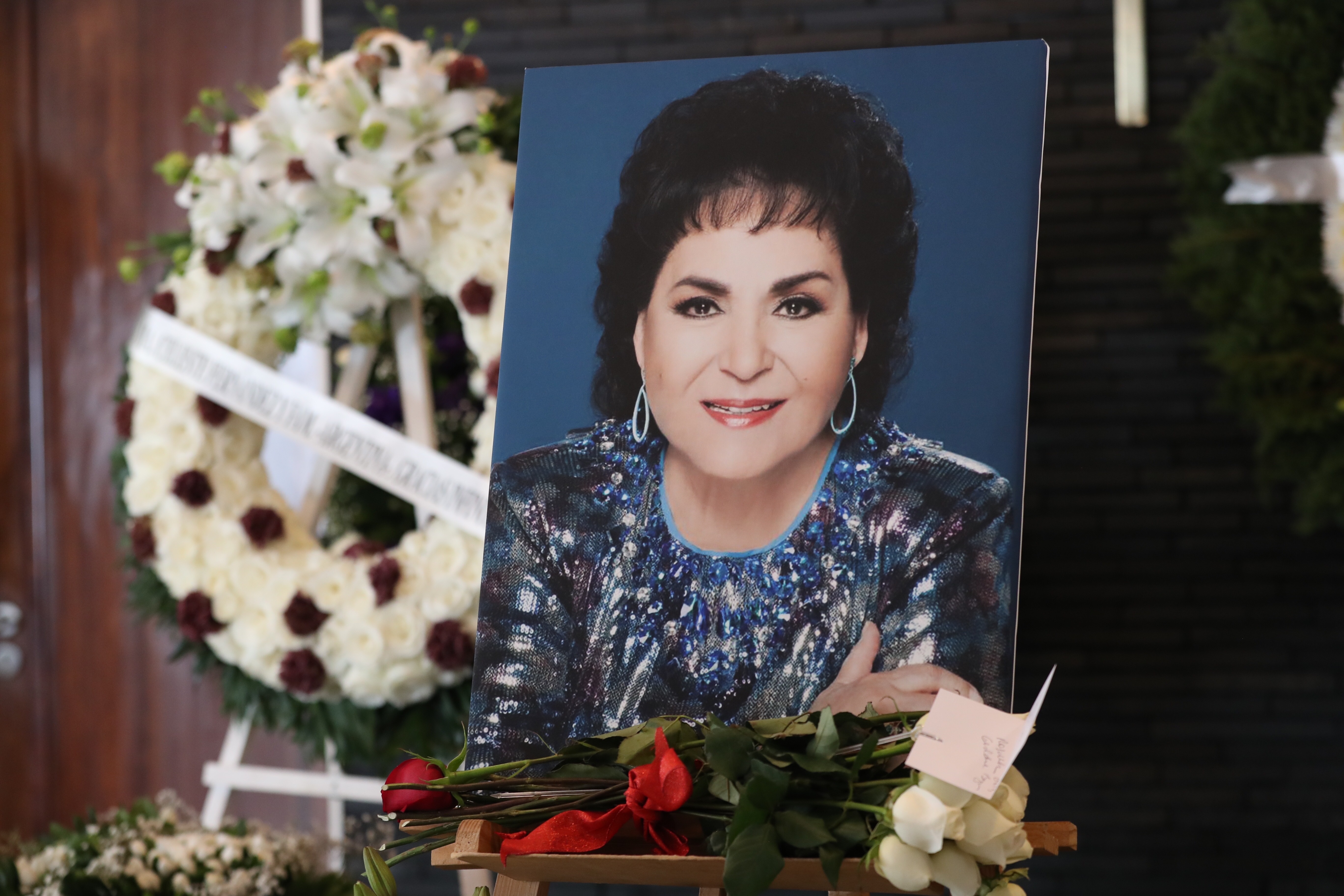  La fotografía de la actriz mexicana Carmen Salinas se exhibió durante su velatorio en Ciudad de México. La histriónica, productora y política falleció a la edad de 82 años a causa de un derrame cerebral, fue ingresada a un hospital el pasado 11 de noviembre por un deterioro en su salud, y el jueves por la noche perdió la vida. (Foto Prensa Libre: EFE/Sáshenka) Gutiérrez