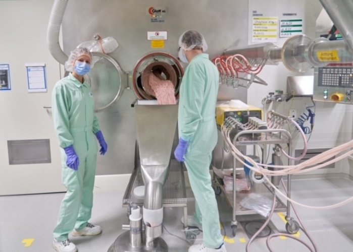 Trabajadores en Friburgo, Alemania, en noviembre de 2021, fabrican el nuevo medicamento antiviral de Pfizer, Paxlovid. (Foto Prensa Libre: Pfizer vía The New York Times)