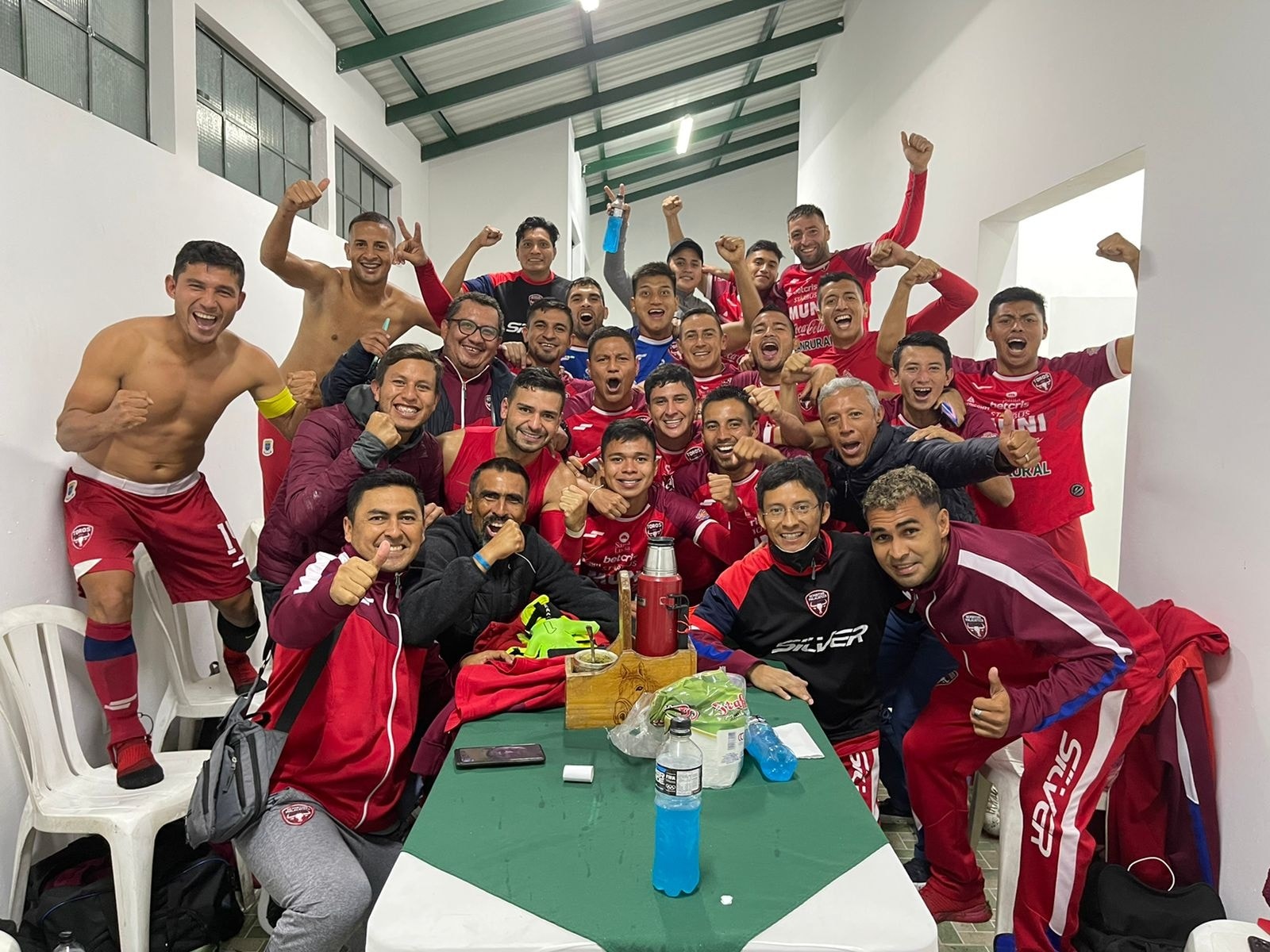 Los jugadores de Malacateco festejan el boleto a la final, después de superar a Antigua GFC. (Foto Malacateco).